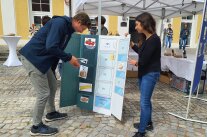 zwei Personen stehen vor einer Klapptafel